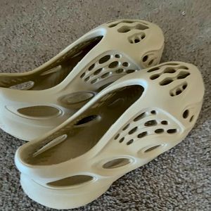 Yeezy Foam Runners never worn no box
